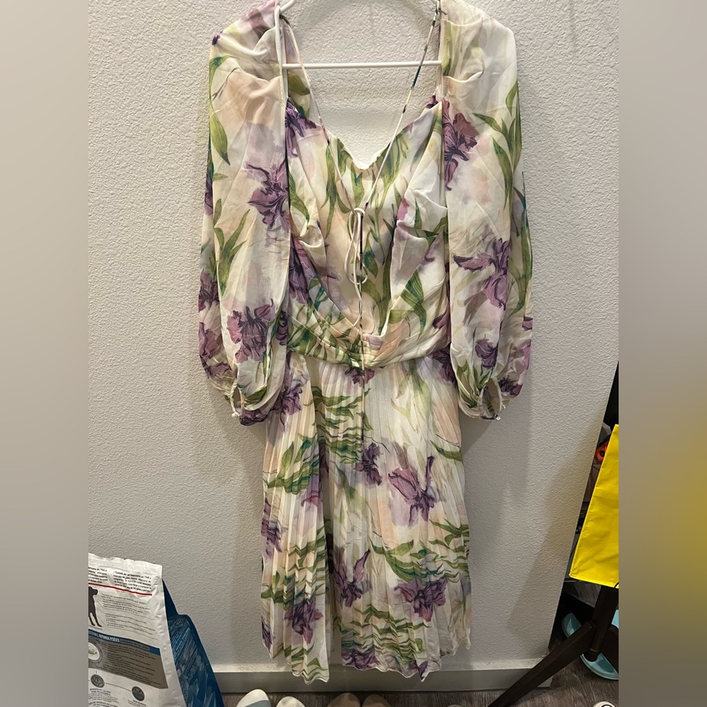 Brand new floral chiffon pleated dress size 6/S